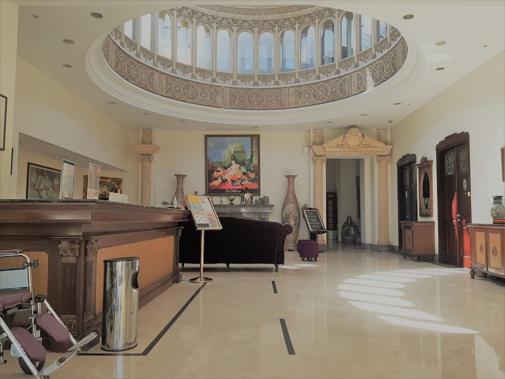 Hotel The Palais Dago